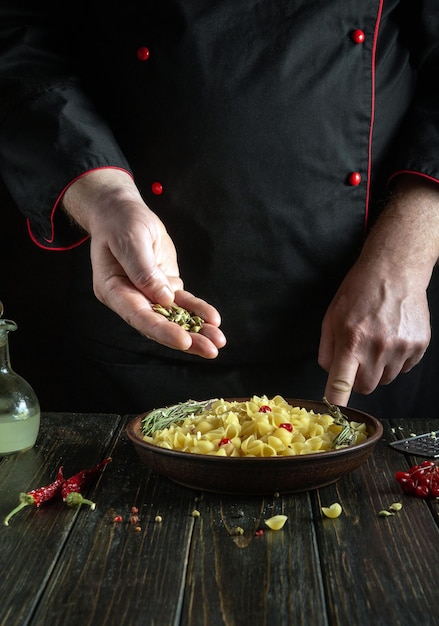 Kucharz przygotowujący danie